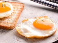 Рецепта Вкусни и лесни пържени яйца на очи за закуска